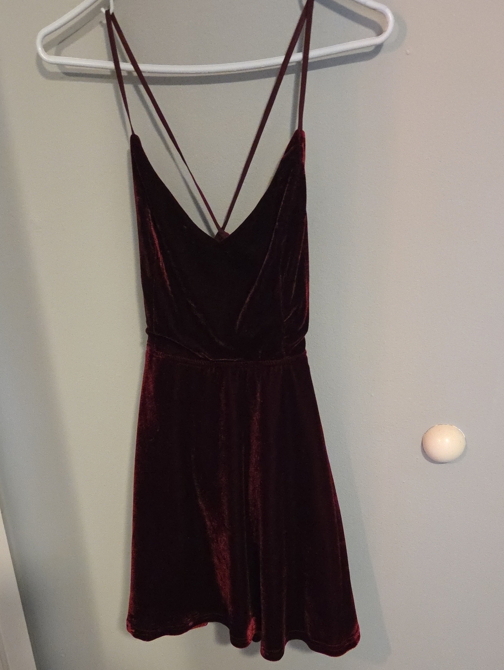 Tobi Burgundy Velvet V‑Neck Double Spaghetti Strap Mini Dress